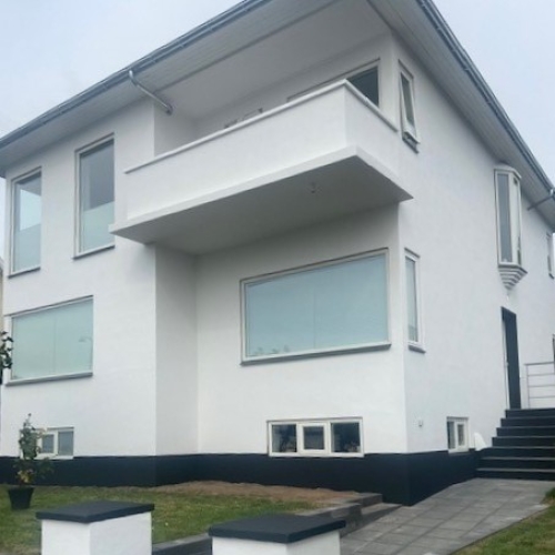 Maling af facade i Middelfart – Malerfirmaet Abrahamsen forlænger facadens levetid med holdbare løsninger